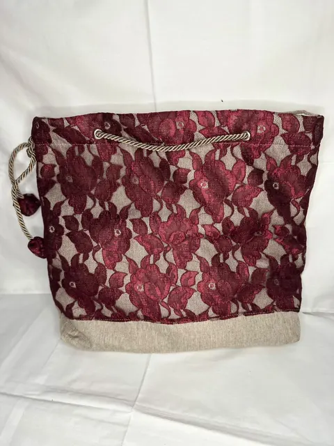 Bolso fruncido de encaje floral vino con base de lino