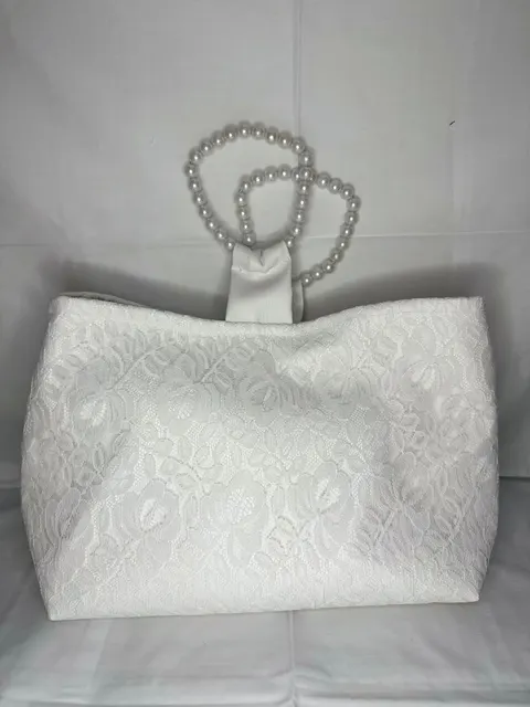 Cartera nupcial de encaje blanco con asas de perlas